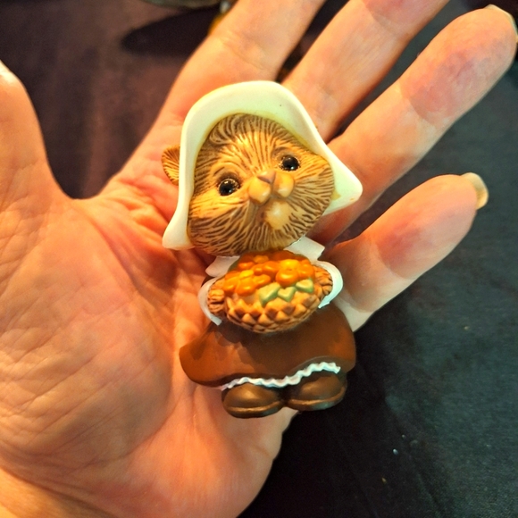 Vintage Hallmark salt pepper shakers Thanksgiving chipmunk pilgrims pair - Picture 5 of 12